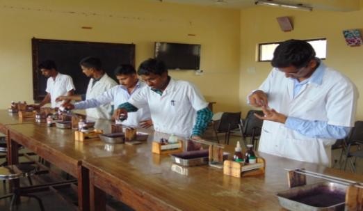 Students In Vet Physiology Lab1